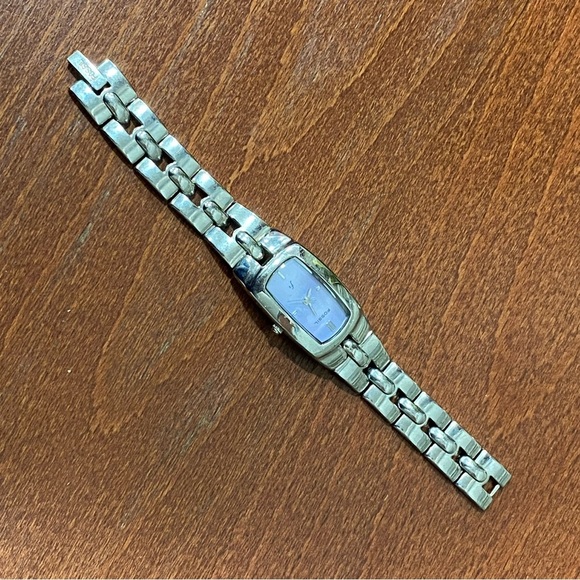 Fossil women’s watch size fits small wrist - Picture 4 of 5